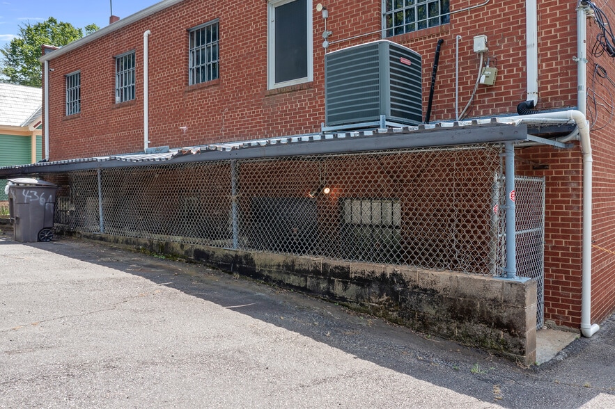 More Photos Of 426-430 Western Ave, Statesville Freestanding For Lease