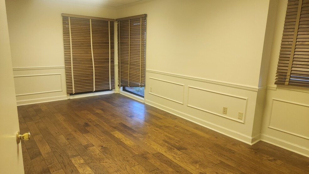 More Photos Of 4727-4729 Spottswood Ave, Memphis Office For Lease