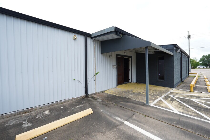 More Photos Of 2455 S 4th St, Beaumont Warehouse For Lease