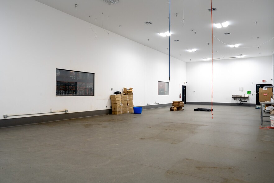 More Photos Of 19533 McLane St, Palm Springs Distribution For Sale