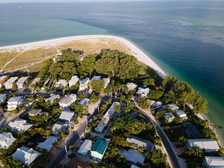 More Photos Of 808 N Bay Blvd, Anna Maria Hotel For Sale