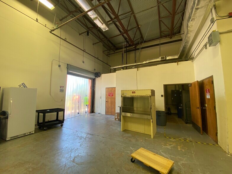 More Photos Of 7050 Burleson Rd, Austin Light Distribution For Sale