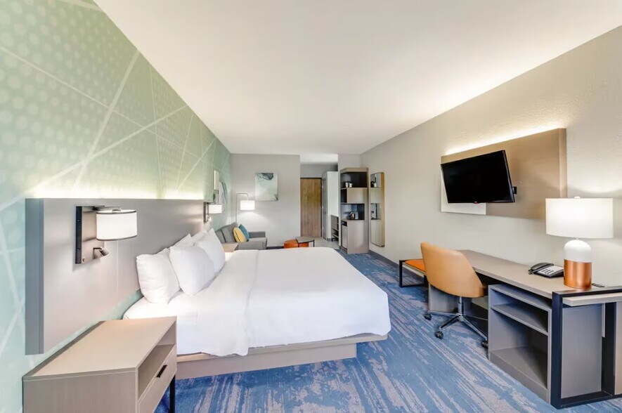 More Photos Of 5810 Schofield Ave, Weston Hotel For Sale