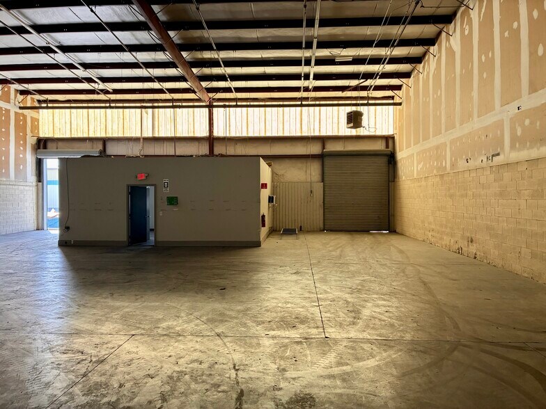 More Photos Of 5516 Export Blvd, Garden City Warehouse For Lease
