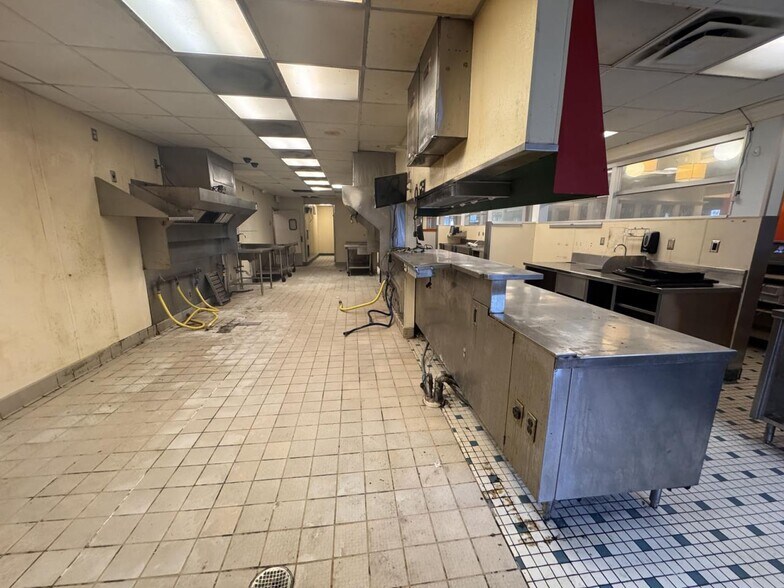More Photos Of 2949 Dixie Hwy, Hamilton Restaurant For Lease