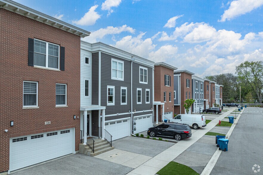 Primary Photo Of 504 Highland Pky, Itasca Apartments For Sale