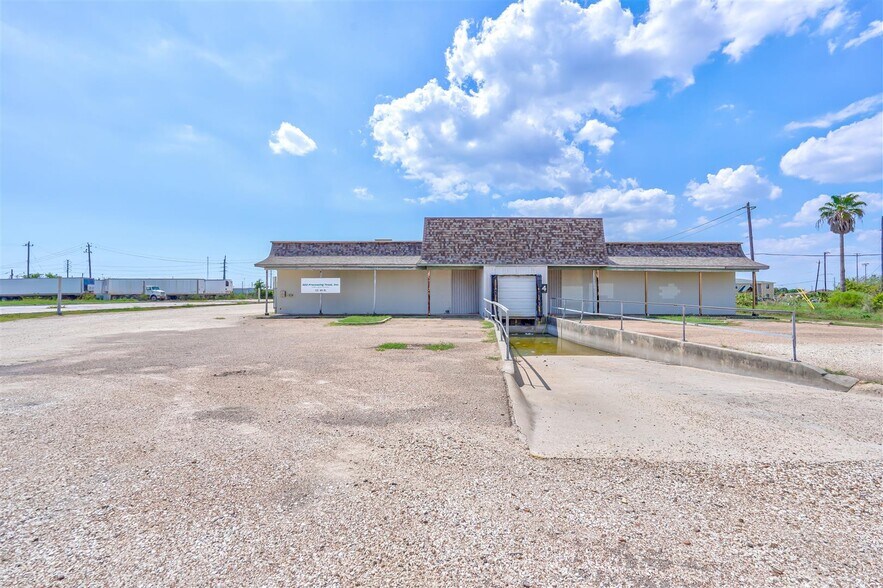 More Photos Of 101 W 4th St, Freeport Warehouse For Sale