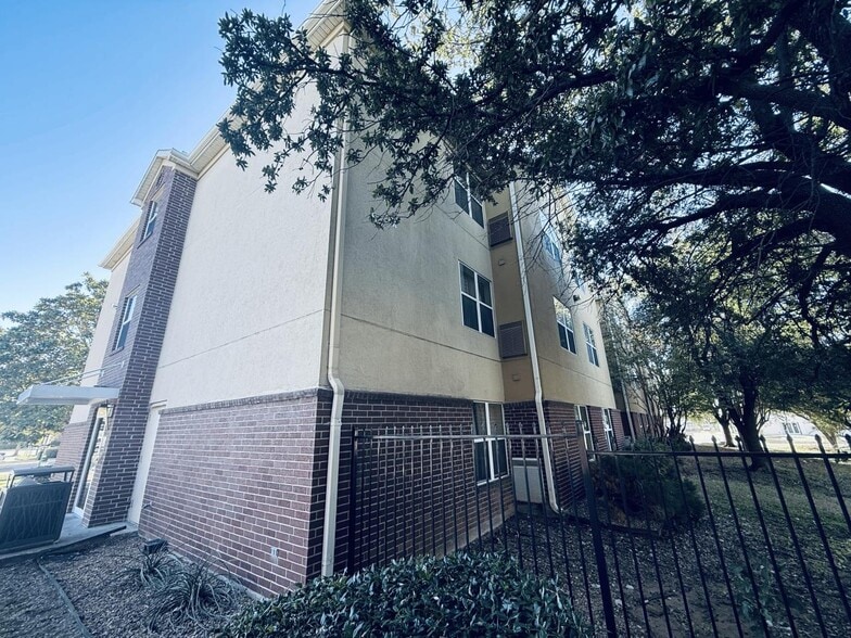 More Photos Of 9169 Markville Dr, Dallas Hotel For Sale