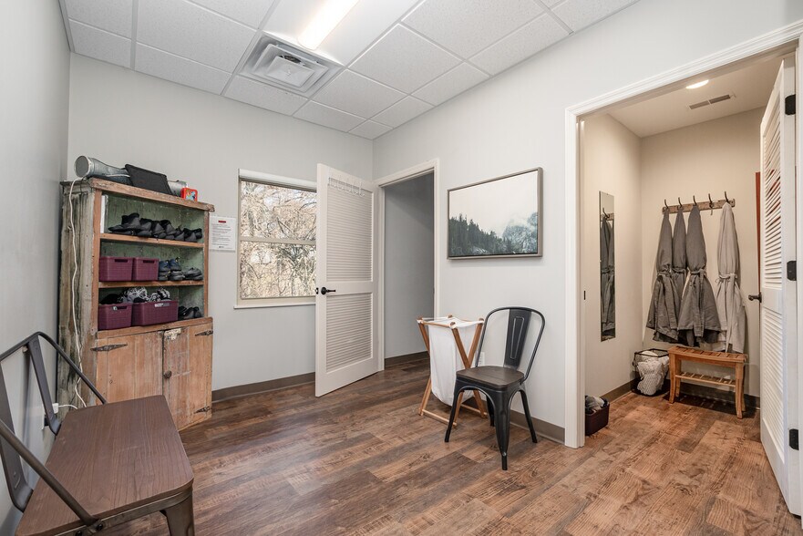 More Photos Of 4456-4460 Bridgetown Rd, Cincinnati Office For Lease