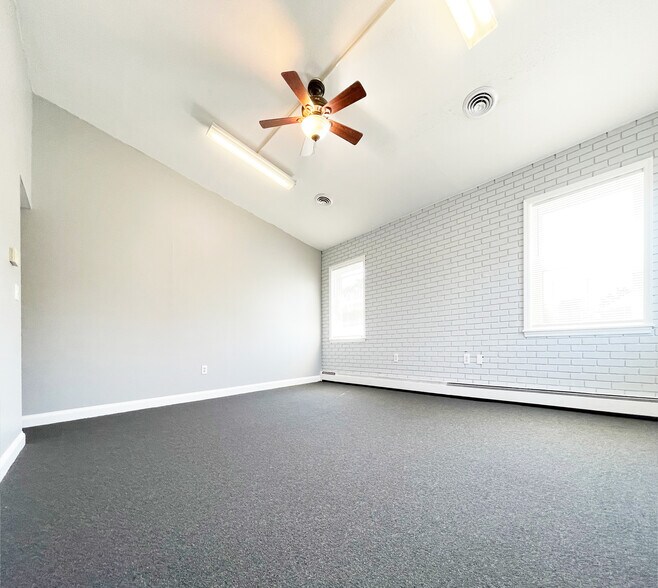 More Photos Of 5515 Selma Ave, Arbutus Office Residential For Sale