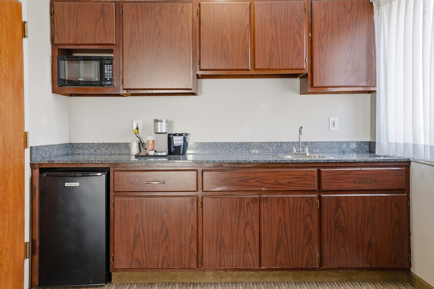 More Photos Of 1575 S Meridian Rd, Meridian Hotel For Sale