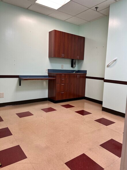 More Photos Of 970 N Broadway, Yonkers Medical For Lease