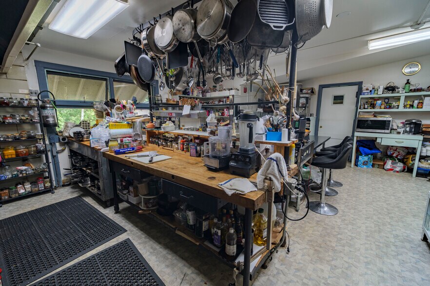 More Photos Of 6 Abroad Rd, West Dover Hotel For Sale