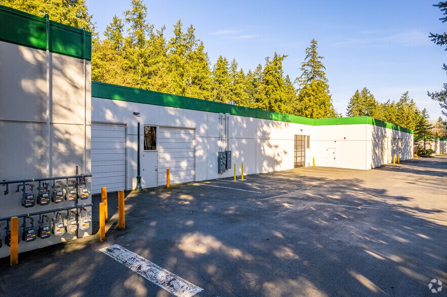 More Photos Of 17400 SW Upper Boones Ferry Rd, Portland Showroom For Lease