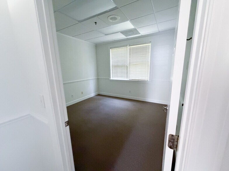 More Photos Of 295 W Crossville Rd, Roswell Office For Lease