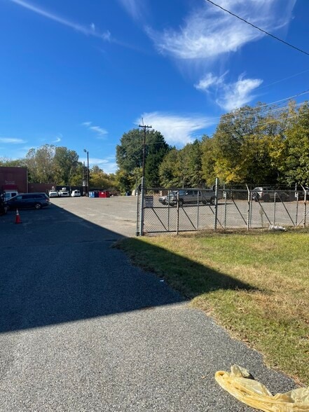 More Photos Of 1004 & 1008 E Long Ave, Gastonia Showroom For Lease