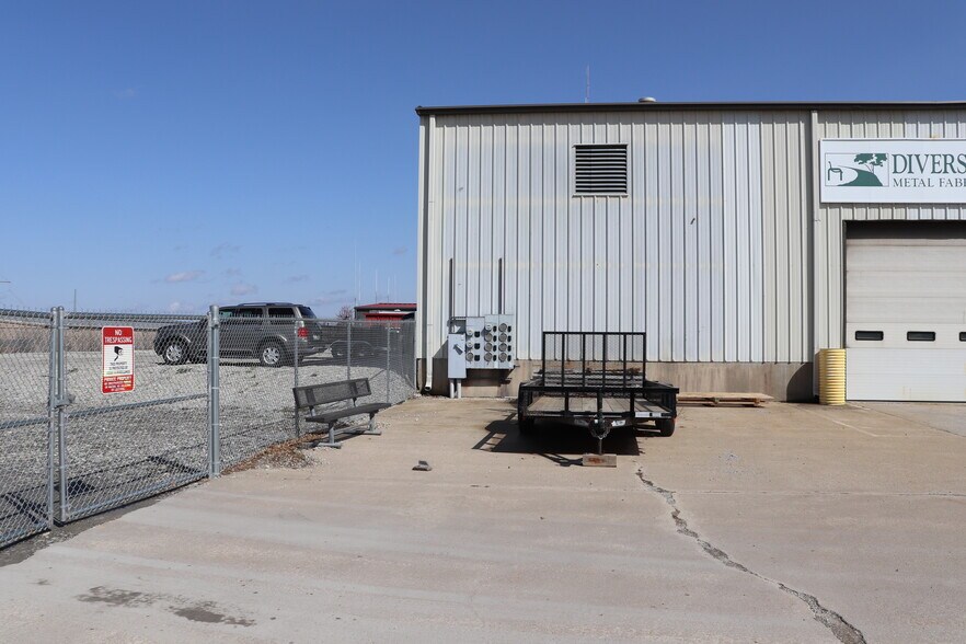 More Photos Of 1500 S 169 Hwy, Smithville Manufacturing For Lease