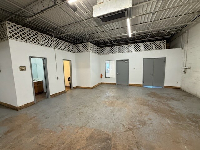 More Photos Of 4200 Garland Dr, Haltom City Warehouse For Lease