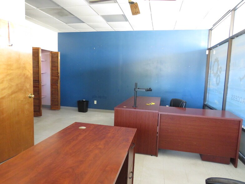 More Photos Of 1205-1211 W Austin St, Port Lavaca Office For Sale