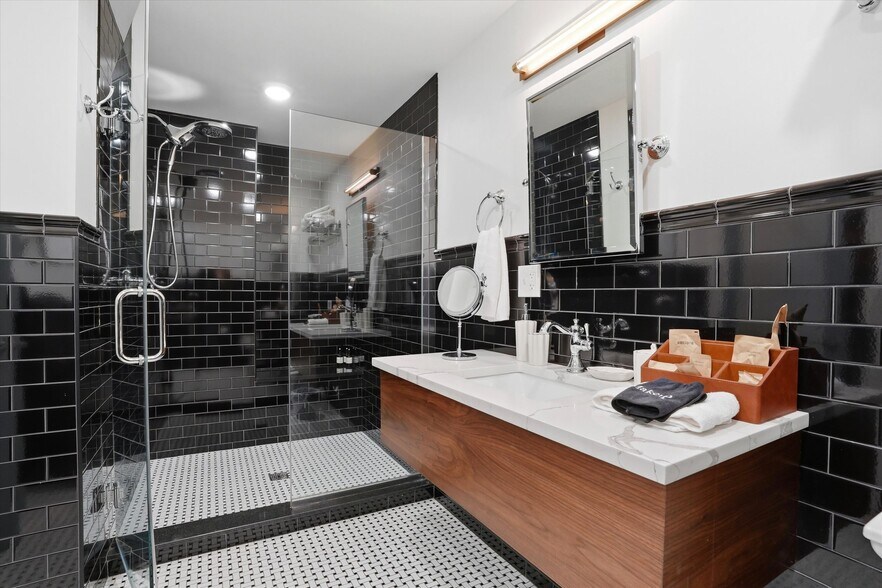 More Photos Of 140 N 2nd St, Philadelphia Hotel For Sale