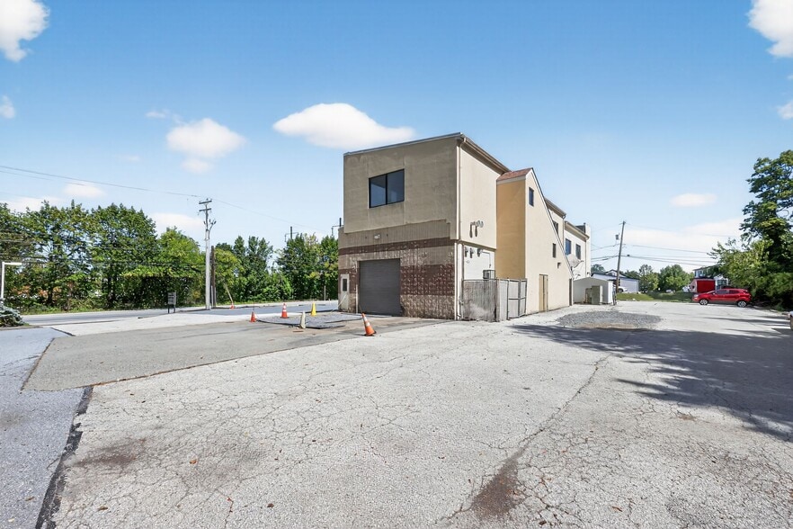 More Photos Of 514 E King Rd, Malvern Storefront Retail Office For Sale