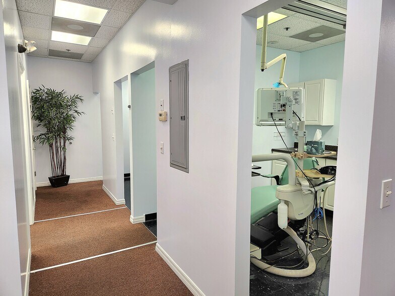 More Photos Of 681 Goodlette Rd N, Naples Medical For Lease