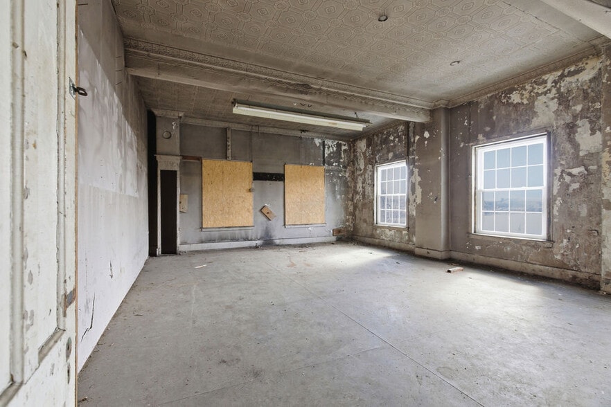 More Photos Of 15 W 1st St S, Fulton Freestanding For Sale