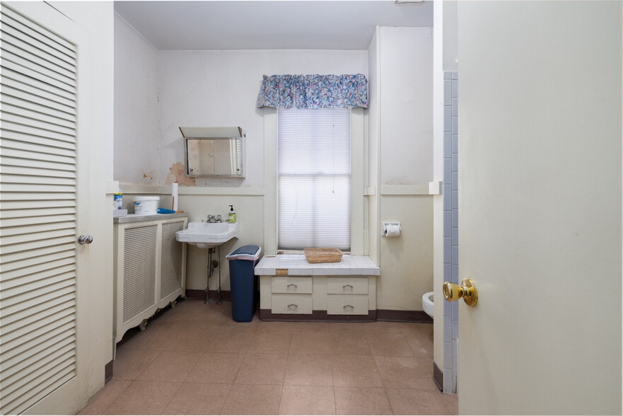 More Photos Of 59 Central Ave, Waterbury Office For Sale