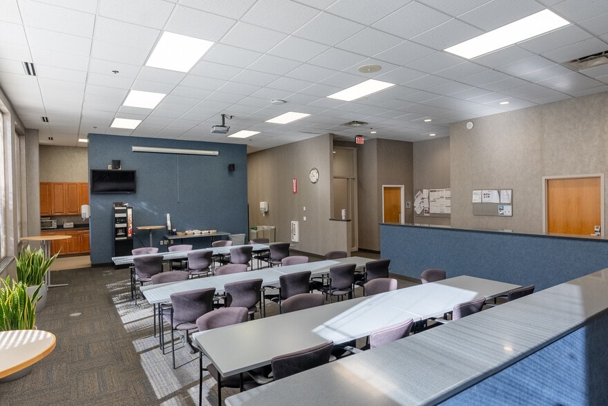 More Photos Of 6900 W 110th St, Bloomington Light Manufacturing For Sale