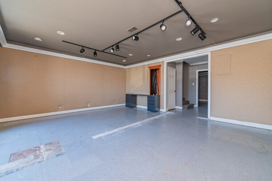 More Photos Of 711 W 17th St, Costa Mesa Light Manufacturing For Lease
