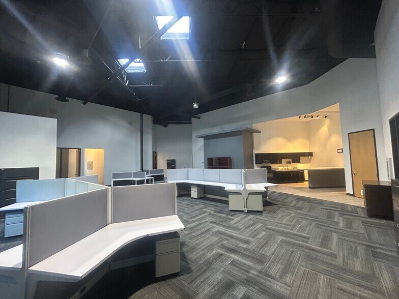 More Photos Of 8388 E Hartford Dr, Scottsdale Light Manufacturing For Lease