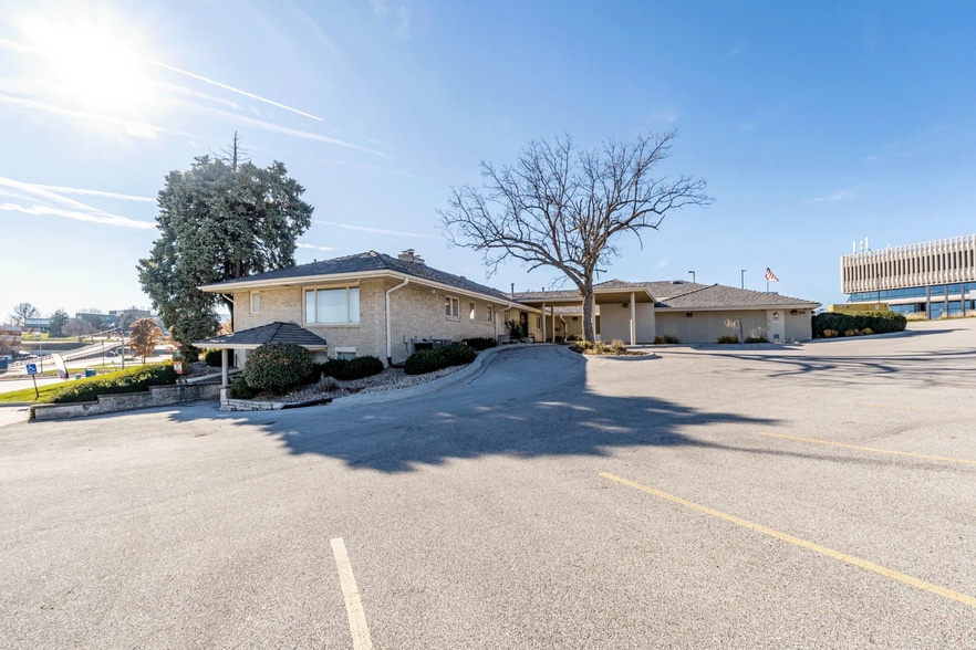 More Photos Of 8900 W Dodge Rd, Omaha Medical For Lease
