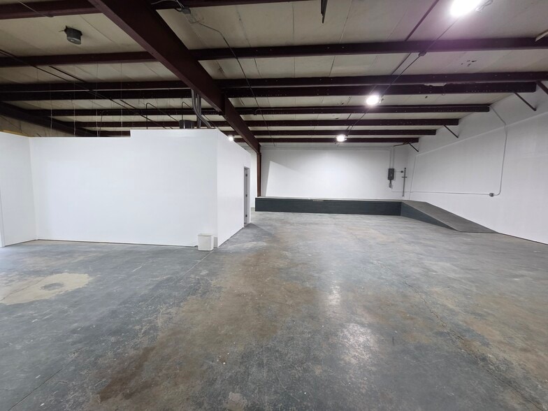 More Photos Of 3359-3399 Hawthorne Ave NE, Salem Warehouse For Lease