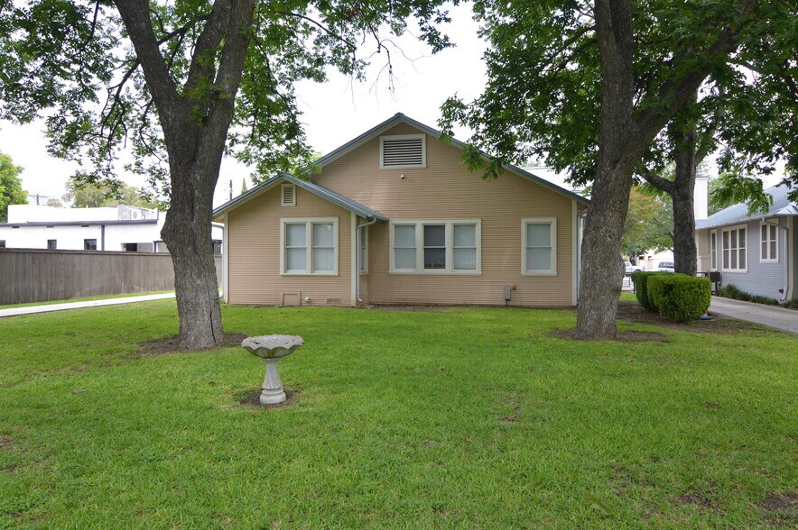 More Photos Of 113 Rosewood Ave, Boerne Office For Sale