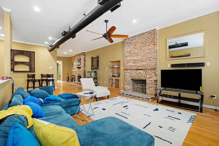 More Photos Of 23-25 W Old St, Petersburg Apartments For Sale