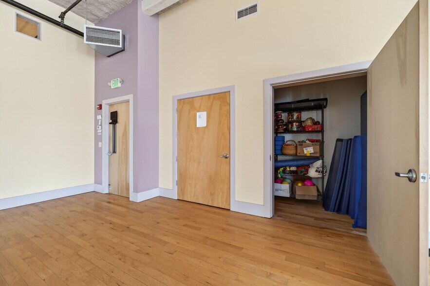 More Photos Of 420 Park St, Housatonic Flex For Sale