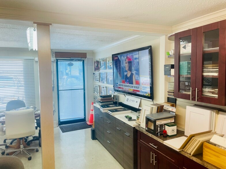 More Photos Of 4840-4860 N Dixie Hwy, Oakland Park Warehouse For Sale