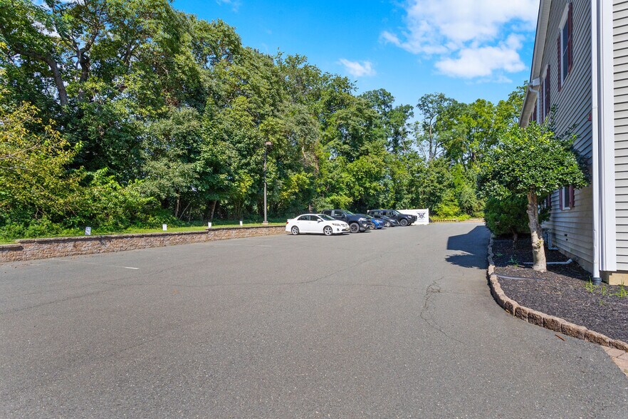 More Photos Of 466 Church St, Hamilton Office For Sale