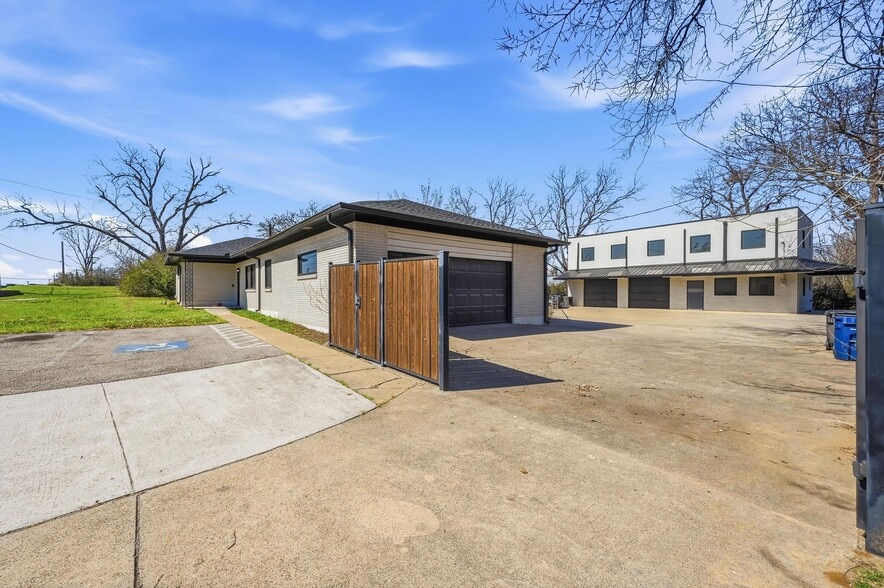 More Photos Of 1927 W Arkansas Ln, Pantego Light Manufacturing For Sale