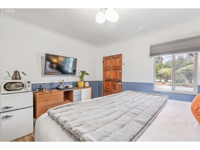 More Photos Of 1175 2nd St SE, Bandon Hotel For Sale