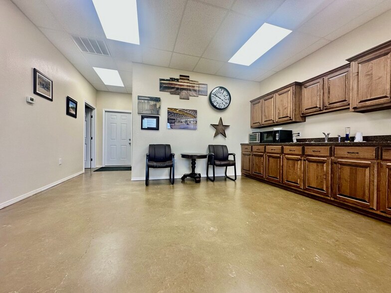 More Photos Of 602 US Highway 385 N, Seminole Flex For Sale