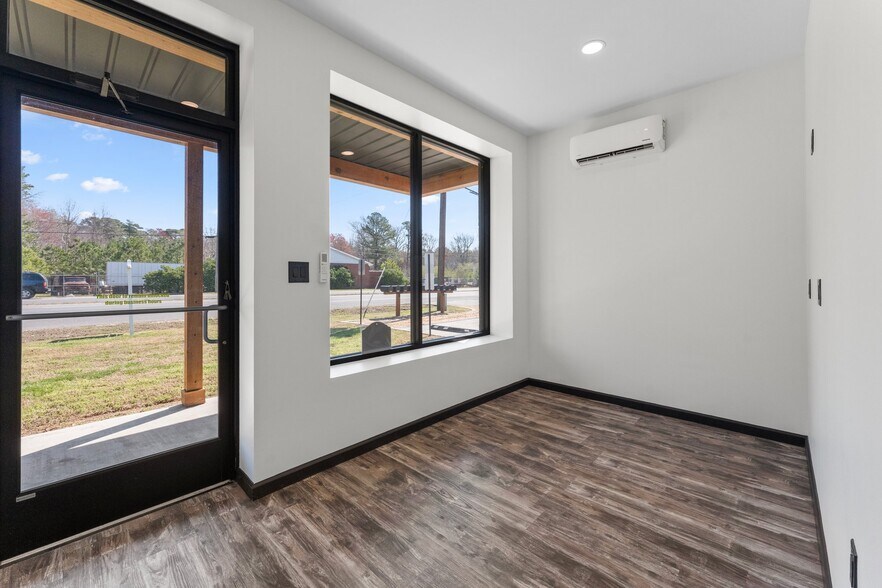 More Photos Of 2988 George Washington Memorial Hwy, Hayes Office For Sale