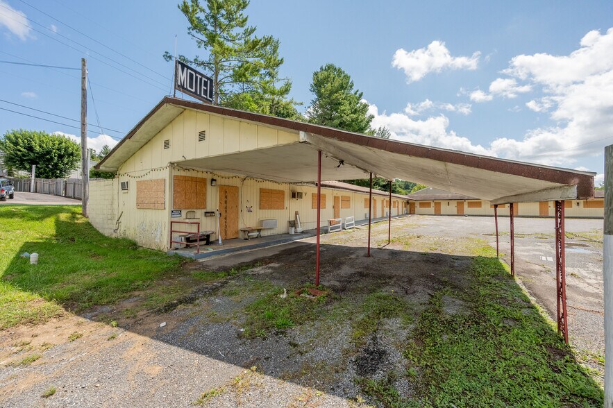 More Photos Of 549 E Stuart Dr, Galax Hotel For Sale
