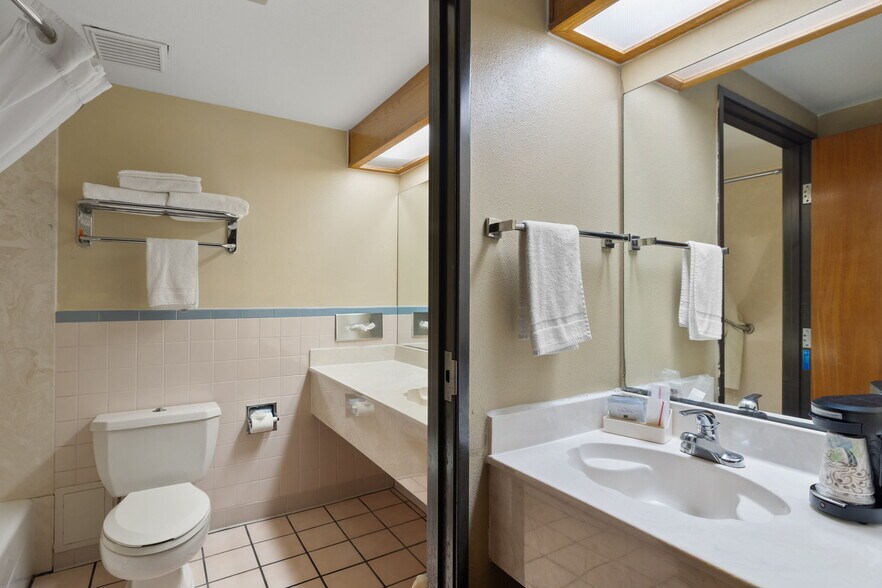 More Photos Of 1301 W Expressway 83, Pharr Hotel For Sale