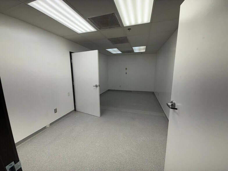 More Photos Of 7979-7989 Vickers St, San Diego Flex For Lease