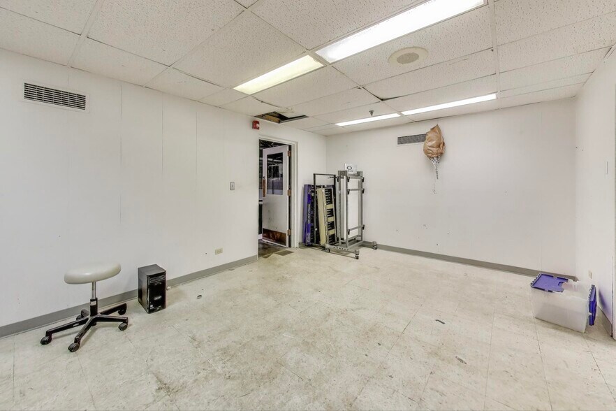 More Photos Of 675 W Golf Rd, Hoffman Estates Storefront For Lease