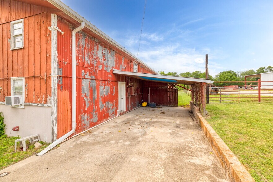 More Photos Of 805 N Magnolia Ave, Luling Flex For Sale