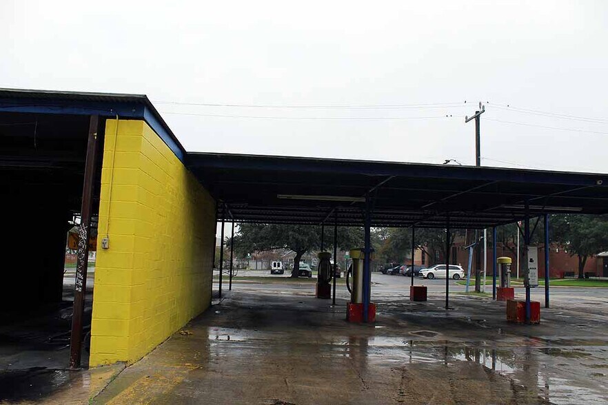 More Photos Of 2203 W Commerce St, San Antonio Specialty For Sale