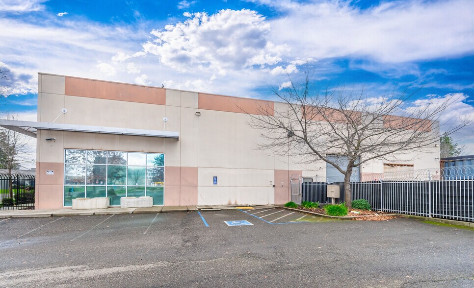 More Photos Of 1030 N D St, Sacramento Light Manufacturing For Sale