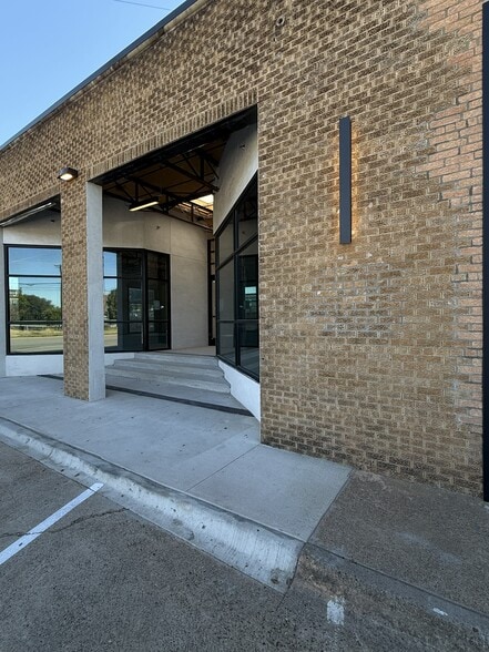 More Photos Of 1937 Irving Blvd, Dallas Showroom For Lease